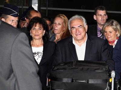 Dominique Strauss Kahn und seine Gattin Anne Sinclair bei der Ankunft am Flughafen Charles de Gaulle. DSK zurück in Frankreich