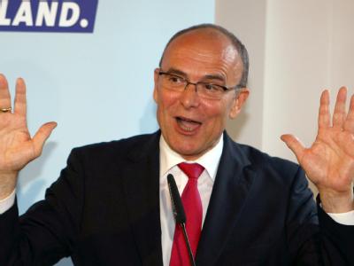 Erwin Sellering (SPD) jubelt in Schwerin nach der Bekanntgabe der ersten Prognosen. Sellering