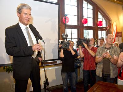 Helmut Holter nach den ersten Hochrechnungen. Helmut Holter