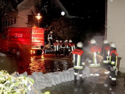 Überflutete Straße in Zell (Unterallgäu): Nach einem schweren Gewitter mit Hagel, Sturm und Starkregen sind zahlreiche Keller mit Wasser vollgelaufen. Unwetter im Unterallgäu