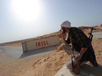 Libyscher Aufständischer an einem Checkpoint unweit von Bani Walid. Der Countdown für die Erstürmung der Stadt hat begonnen. Libyen