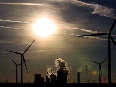 Windräder drehen sich vor dem RWE-Braunkohle-Kraftwerk Niederaußem bei Bergheim (Archiv). Windräder statt Braunkohle