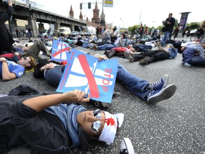 Der Erweiterungsbau der Stadtautobahn A100 ist umstritten. Im August besetzten besetzen Personen bei einem Flashmob in Berlin die Kreuzung Oberbaumbrücke/Warschauer Straße. A100-Protest