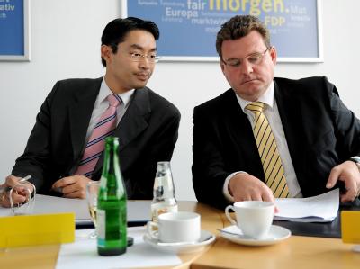Philipp Rösler (l), Bundesvorsitzender und Wirtschaftsminister, und Gino Leonhard, Spitzenkandidat der FDP für die Landtagswahlen in Mecklenburg-Vorpommern, trafen sich nach dem Wahl-Desaster in Berlin. FDP-Präsidiumssitzung
