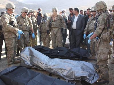 ISAF-Soldaten vor den Leichen der deutschen Entwicklungshelfer. Afghanistan