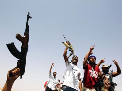 Libysche Rebellen an einem Kontrollpunkt vor Bani Walid. Vor Bani Walid