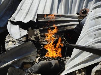 Flammen in den Trümmern: Insgesamt fielen mehr als 700 Häuser den Bränden zum Opfer. Flammen in den Trümmern