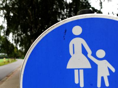 Ein Fußgängerschild in Hermannsburg im Landkreis Celle in der Straße, in der die vier entführten Kinder mit ihrer Mutter zu Hause sind. Hermannsburg