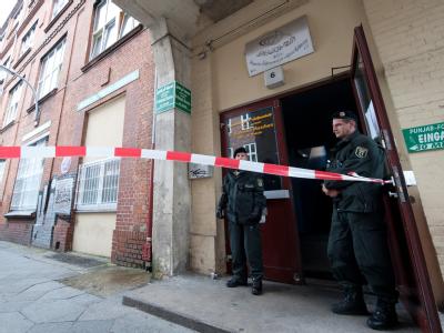 Polizisten vor einem islamischen Kulturverein in Berlin Wedding: Die Terrorverdächtigen sollen sich Chemikalien für den Bau einer Bombe besorgt haben. Polizisten vor Kulturverein