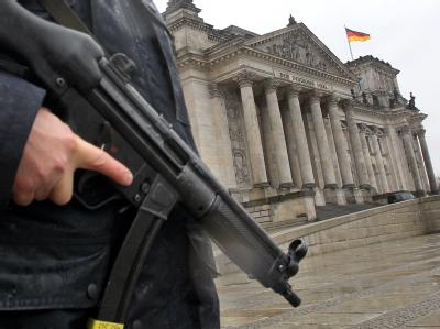 Zum Jahrstag der Terroranschläge von 2001 geht in Deutschland auch wegen des aktuellen Verdachtsfalles die Debatte um die umstrittene Vorratsdatenspeicherung weiter. Mahnung zur Wachsamkeit