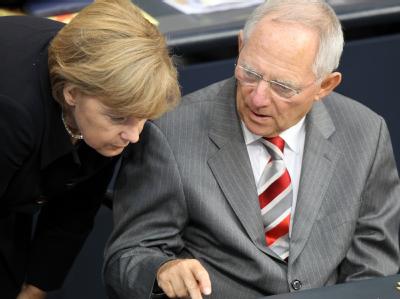 Bundeskanzlerin Angela Merkel unterhält sich während der Schlussrunde der Haushaltswoche im Deutschen Bundestag mit Bundesfinanzminister Schäuble. Bundestag
