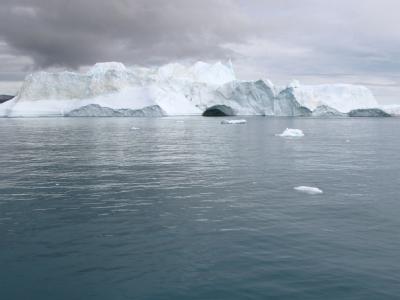 Eisberge treiben im Eisfjord von Ilulissat auf Grönland (Archiv). Eisberge in der Arktis