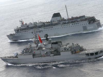 Eine türkische Fregatte (vorne) und ein Truppentransporter auf dem Weg zum türkischen Hafen Marmaris. Die Türkei hat angekündigt, Hilfslieferungen in den Gaza-Streifen künftig mit Kriegsschiffen zu sichern. (Undatiertes Handout der türkischen Marine) Türkische Kriegsschiffe sollen Gaza-Hilfe sichern