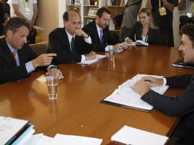 Frankreichs Finanzminister Francois Baroin (r.) im Gespräch mit seinem Amtskollegen Timothy Geithner aus den USA: Auf dem G7-Treffen sollen unter anderem weitere Schritte gegen die Schuldenkrise in Europa und in den USA ausgelotet werden. G7