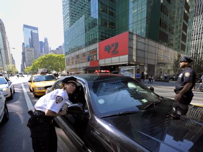 Polizisten kontrollieren in New York Autos. Angesichts neuer Drohungen ist die Polizei vor allem in der Ostküsten-Metropole und in Washington in erhöhte Alarmbereitschaft versetzt worden. Kontrolle in New York