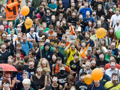 Demonstranten mit Masken haben sich in Berlin auf dem Alexanderplatz versammelt. Demonstration 'Freiheit statt Angst'