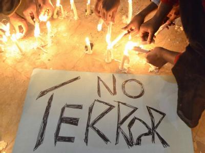 Die Botschaft dieser Trauernden ist eindeutig: «No Terror» Eindeutige Botschaft