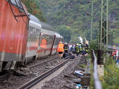 Auf der Bahnstrecke bei St. Goar ist ein Personenzug entgleist. Der Lokführer erlitt einen Oberschenkelbruch. Vier bis fünf der rund 250 Fahrgäste wurden leicht verletzt. Intercity bei St. Goar entgleist