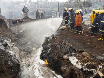 Nicht mehr viel zu retten: Löschversuche nach dem Pipeline-Brand in Nairobi. Brand an Pipeline
