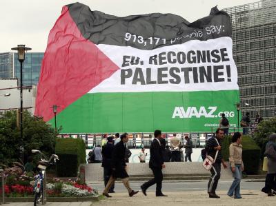 Pro-palästinensische Aktivisten haben im Brüsseler Regierungsviertel eine riesige palästinensische Flagge gehisst. (Archivbild) Berlin hält sich Entscheidung über Palästinenserstaat offen