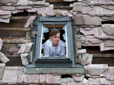 Eine Mutter schaut in Cörmigk (Salzlandkreis) aus dem zerstörten Fenster eines Kinderzimmers. Unwetter in Sachsen-Anhalt