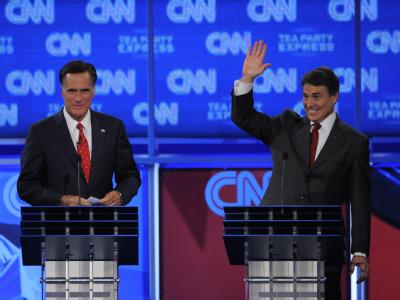 Die Republikaner Rick Perry (R) und Mitt Romney während der TV-Debatte in Tampa. TV-Debatte