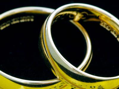 In Deutschland werden die meisten Scheidungen von Frauen eingereicht. Hochzeitsringe