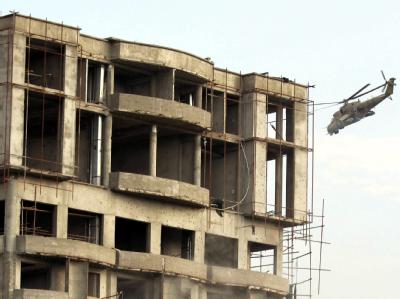 Angriff auf Taliban-Schützen, die sich in einem Rohbau in Kabul verschanzt haben. Angriff auf Taliban-Schützen
