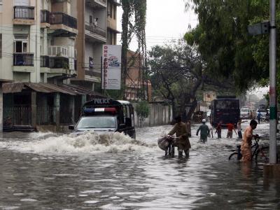 Ein Jahr nach der Jahrhundertflut in Pakistan sind bei dem jüngsten Hochwasser nach Angaben der Katastrophenschutzbehörde NDMA mindestens 226 Menschen ums Leben gekommen. Flut in Pakistan