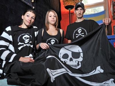 Mieter mit Piratenflagge: Der Hauseigentümer fordert Schadensersatz, weil die Flagge im Fenster eines Zimmers potenzielle Mieter abgeschreckt haben soll. Zivilrechtsstreit um Piratenflagge