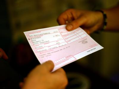 Fast ein Drittel des Gesamtumsatzes für Arzneimittel könnte eingespart werden, ohne dass die Patienten schlechter versorgt werden müssten. Arznei-Report