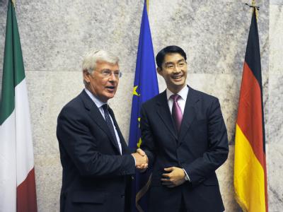 Bundeswirtschaftsminister Philipp Rösler und der italienische Minister für wirtschaftliche Entwicklung, Paolo Romani (l). Rösler besucht Italien