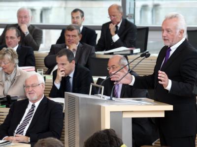 Der Fraktionsvorsitzende der FDP, Wolfgang Kubicki (r), spricht im Landtag in Kiel. Links der Ministerpräsident des Landes Schleswig-Holstein, Peter Harry Carstensen (CDU). Kieler Landtag