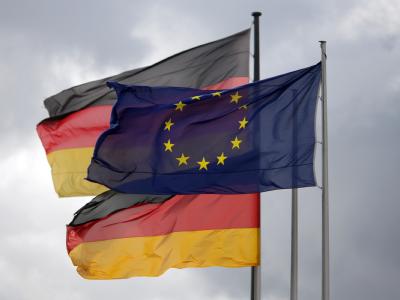 Die Europa- und die Deutschlandfahne wehen vor dem Reichstag in Berlin im Wind. Europafahne vor dem Reichstag