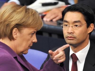 Bundeskanzlerin Angela Merkel schafft es nicht, Wirtschaftsminister Rösler in der Euro-Diskussion zur Zurückhaltung zu zwingen. Merkel und Rösler