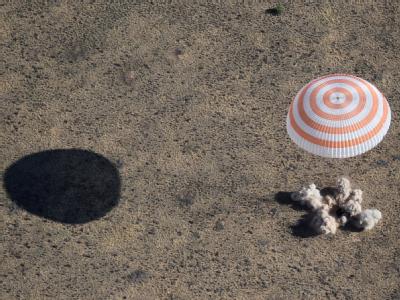Die russische Sojus-Kapsel schlug am Freitagmorgen um 09.59 Ortszeit (05.59 Uhr MESZ) in der kasachischen Steppe auf. Landung