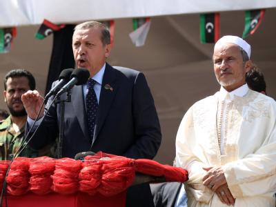 Der türkische Ministerpräsident Recep Tayyip Erdogan (l, daneben der Chef des Übergangsrates, Mustafa Abdul Dschalil) spricht auf dem Märtyrerplatz in Tripolis. Erdogan in Tripolis