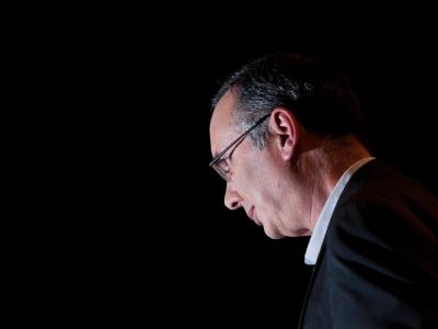 Kein Grund zum Jubel: Der Spitzenkandidat der Partei Die Linke, Wirtschaftssenator Harald Wolf verlässt die Wahlparty seiner Partei. Linke - Harald Wolf