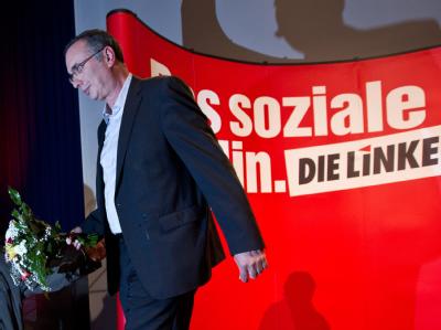 Der Spitzenkandidat der Partei Die Linke, Wirtschaftssenator Harald Wolf, verlässt die Bühne. Linke - Harald Wolf