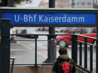 Am Samstagmorgen wurde am U-Bahnhof Kaiserdamm ein 23-Jähriger auf der Flucht vor Schlägern von einem Auto überfahren und getötet. U-Bahnhof Kaiserdamm