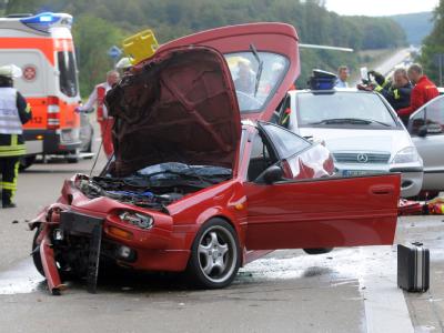 Unfallstelle auf der Autobahn 5 nahe Homberg/Ohm, wo bei einer Massenkarambolage mehrere Menschen schwer verletzt wurden. Massenkarambolage auf A5
