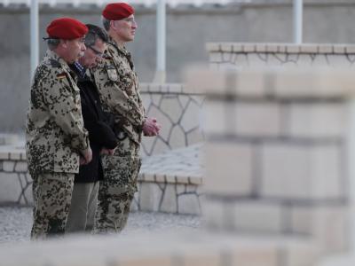 Verteidigungsminister Thomas de Maziere (M) gedenkt in Masar-i-Scharif der im Einsatz verstorbenen Soldatinnen und Soldaten. Verteidigungsminister de Maiziere