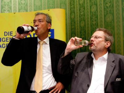 Na Prost... Anhänger der FDP reagieren auf die ersten Hochrechnungen. FDP-Anhänger