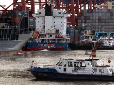 Einsatzkräfte versuchen in Hamburg, am Burchardkai das Containerschiff Schiffskollision im Hafen
