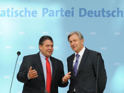 Sigmar Gabriel (l) und Klaus Wowereit im Willy-Brandt-Haus in Berlin. Gabriel - Wowereit