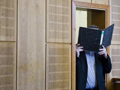 Der Angeklagte Olaf H. auf dem Weg in den Sitzungssaal des Amtsgerichts. Mirco Prozess