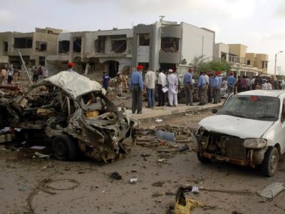 Bei einem blutigen Anschlag auf den Chef der Kriminalpolizei in Karachi sind zahlreiche Menschen getötet worden. Anschlag in Pakistan