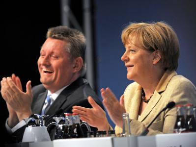 Stimmungsmacher: CDU-Generalsekretär Hermann Gröhe und Bundeskanzlerin Angela Merkel bei der Regionalkonferenz der Union vor Parteimitgliedern aus Hessen und Thüringen. Gröhe und Merkel