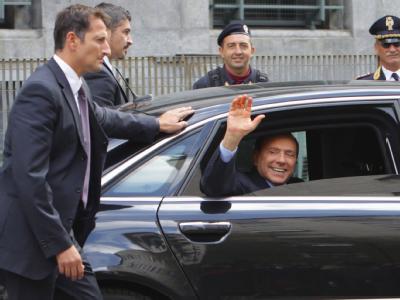Gut gelaunter Angeklagter: Silvio Berlusconi winkt nach seinem Gerichtstermin. Angeklagter Berlusconi