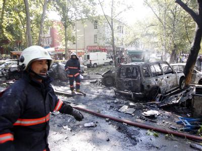 Türkische Feuerwehrmänner bei Aufräumarbeiten: Die Explosion in der türkischen Hauptstadt ereignete sich in einem Kleinbus. Explosion